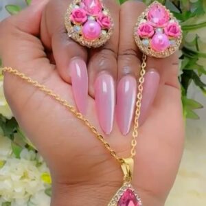 Ensemble boucle d’oreilles et ras de cou