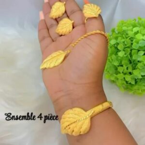 Ensemble colliers bracelet boucles d’oreilles et bague